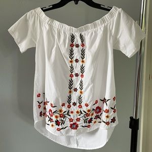 WHITE OFF THE SHOULDER EMBROIDERED TOP SIZE XS
